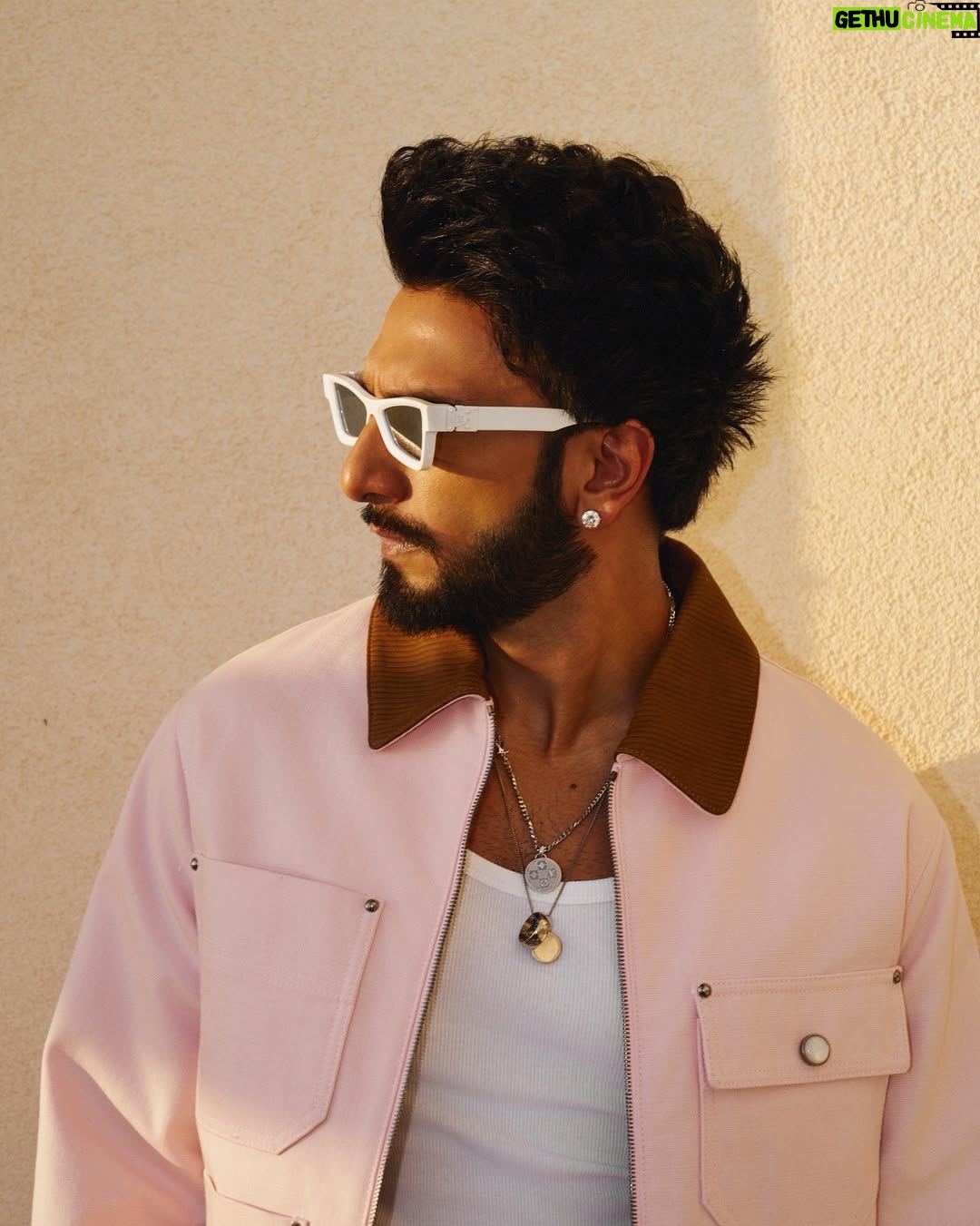 Eka Lakhani - 25.6K Likes - Ranveer Singh !!! 
Did we miss the color?!

Head to toe in @louisvuitton
Fall-winter 2025 Men’s collection by Pharrell Williams

#StyledByEka @ekalakhani 
Style Team @fatimabaluchstyles @styledbyradhikadhanuka @team___e
LV Team @madhuraphadnis @aleena.denny
Photographed by @vaishnavpraveen @thehouseofpixels
Hair @aalimhakim @mustaqeem_salmani
Makeup @mahadevnaik08
Managed by @jinal.jj @divijakrishnaswani
Team RS @cp_vinayak