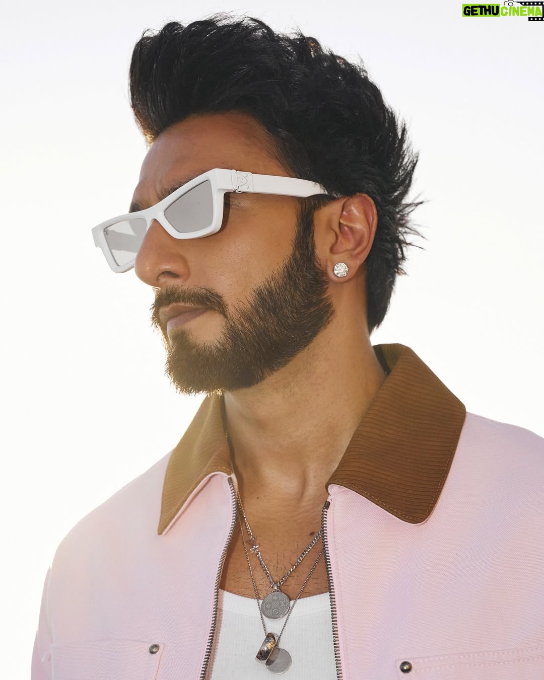 Eka Lakhani - 25.6K Likes - Ranveer Singh !!! 
Did we miss the color?!

Head to toe in @louisvuitton
Fall-winter 2025 Men’s collection by Pharrell Williams

#StyledByEka @ekalakhani 
Style Team @fatimabaluchstyles @styledbyradhikadhanuka @team___e
LV Team @madhuraphadnis @aleena.denny
Photographed by @vaishnavpraveen @thehouseofpixels
Hair @aalimhakim @mustaqeem_salmani
Makeup @mahadevnaik08
Managed by @jinal.jj @divijakrishnaswani
Team RS @cp_vinayak