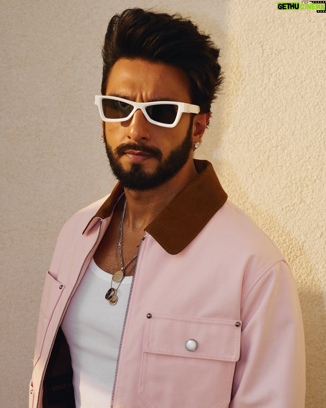 Eka Lakhani - 25.6K Likes - Ranveer Singh !!! 
Did we miss the color?!

Head to toe in @louisvuitton
Fall-winter 2025 Men’s collection by Pharrell Williams

#StyledByEka @ekalakhani 
Style Team @fatimabaluchstyles @styledbyradhikadhanuka @team___e
LV Team @madhuraphadnis @aleena.denny
Photographed by @vaishnavpraveen @thehouseofpixels
Hair @aalimhakim @mustaqeem_salmani
Makeup @mahadevnaik08
Managed by @jinal.jj @divijakrishnaswani
Team RS @cp_vinayak
