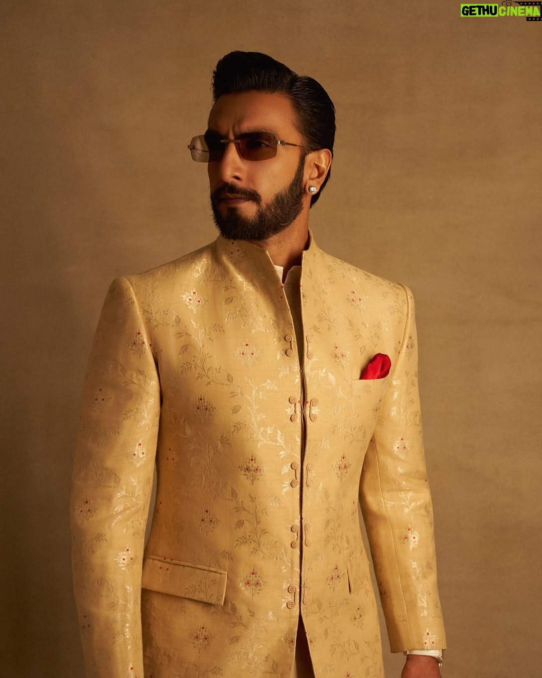 Eka Lakhani - 27.7K Likes - Ranveer Singh 🤌🏻♥️

An ode to timeless Banarasi craftsmanship, Ranveer’s classic Bandhgala by @anamikakhanna.in features intricate corded detailing and refined self-embroidery, honoring the artistry at its core.

@swadesh_online’s exquisite silk-cotton Banarasi jaal is woven with iconic alfi motifs, elevated by delicate touches of red meena that carry the soul of tradition, meticulously crafted by Shamim, a third-generation maestro of Banarasi brocade weaving. 

#StylesByEka @ekalakhani
Style Team @fatimabaluchstyles @styledbyradhikadhanuka @team___e
Dress Team @_sajjad_199 @yasar_ali0007 

Photographed by @thehouseofpixels 
Hair @aalimhakim @mustaqeem_salmani
Makeup @mahadevnaik08
Managed by @rjanahavi @aarti1980
Team RS @cp_vinayak @kaushalkumar3399