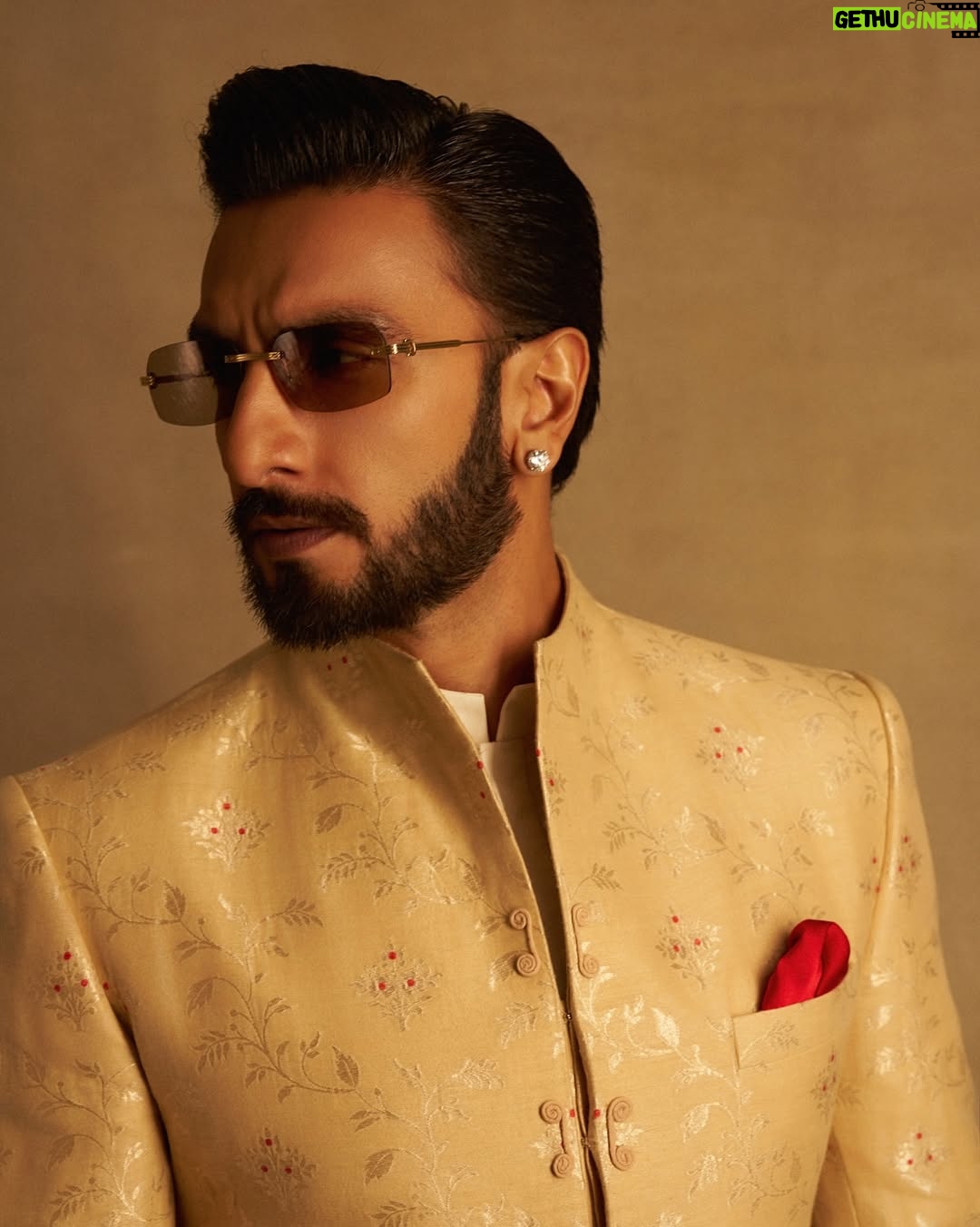 Eka Lakhani - 27.7K Likes - Ranveer Singh 🤌🏻♥️

An ode to timeless Banarasi craftsmanship, Ranveer’s classic Bandhgala by @anamikakhanna.in features intricate corded detailing and refined self-embroidery, honoring the artistry at its core.

@swadesh_online’s exquisite silk-cotton Banarasi jaal is woven with iconic alfi motifs, elevated by delicate touches of red meena that carry the soul of tradition, meticulously crafted by Shamim, a third-generation maestro of Banarasi brocade weaving. 

#StylesByEka @ekalakhani
Style Team @fatimabaluchstyles @styledbyradhikadhanuka @team___e
Dress Team @_sajjad_199 @yasar_ali0007 

Photographed by @thehouseofpixels 
Hair @aalimhakim @mustaqeem_salmani
Makeup @mahadevnaik08
Managed by @rjanahavi @aarti1980
Team RS @cp_vinayak @kaushalkumar3399