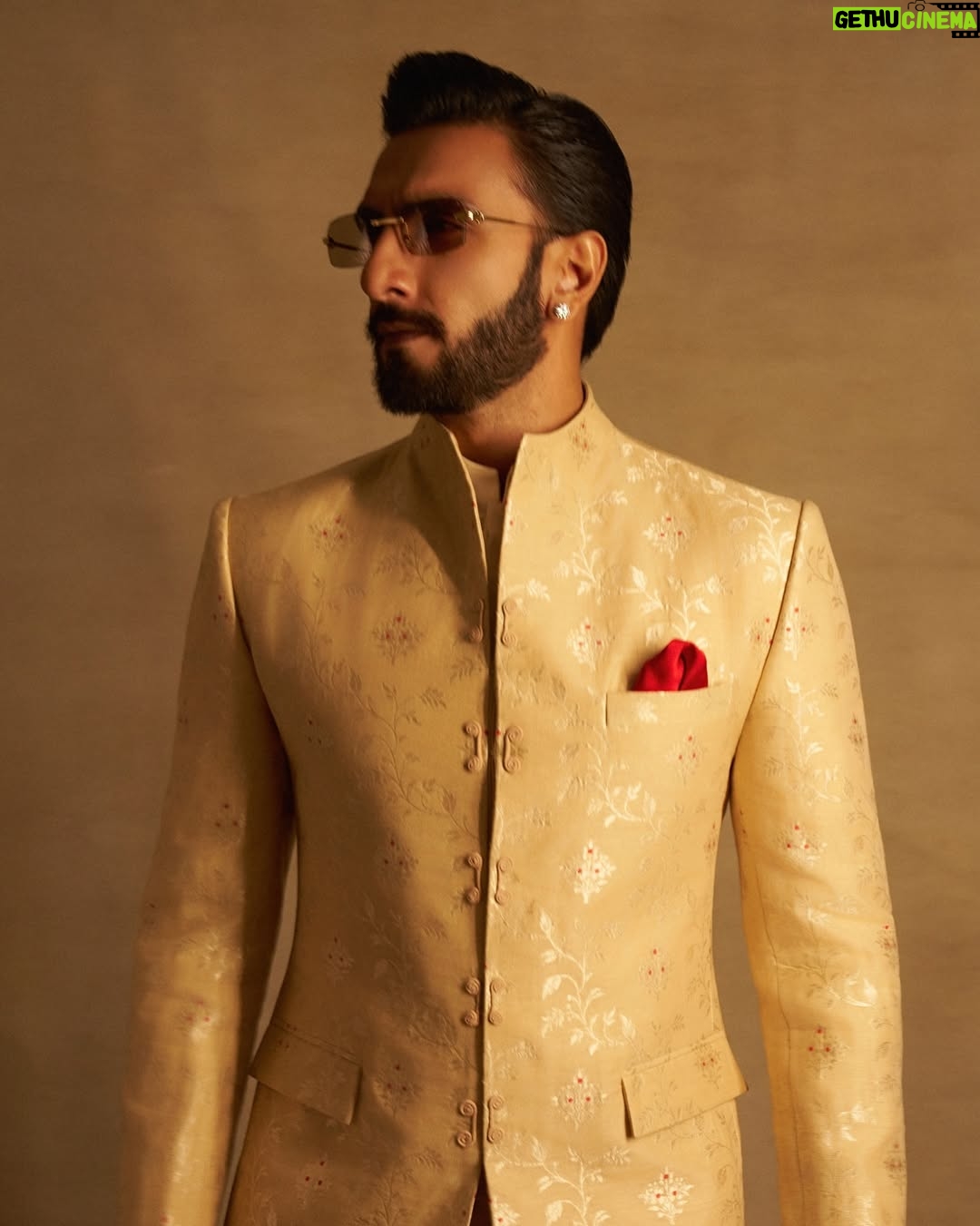 Eka Lakhani - 27.7K Likes - Ranveer Singh 🤌🏻♥️

An ode to timeless Banarasi craftsmanship, Ranveer’s classic Bandhgala by @anamikakhanna.in features intricate corded detailing and refined self-embroidery, honoring the artistry at its core.

@swadesh_online’s exquisite silk-cotton Banarasi jaal is woven with iconic alfi motifs, elevated by delicate touches of red meena that carry the soul of tradition, meticulously crafted by Shamim, a third-generation maestro of Banarasi brocade weaving. 

#StylesByEka @ekalakhani
Style Team @fatimabaluchstyles @styledbyradhikadhanuka @team___e
Dress Team @_sajjad_199 @yasar_ali0007 

Photographed by @thehouseofpixels 
Hair @aalimhakim @mustaqeem_salmani
Makeup @mahadevnaik08
Managed by @rjanahavi @aarti1980
Team RS @cp_vinayak @kaushalkumar3399