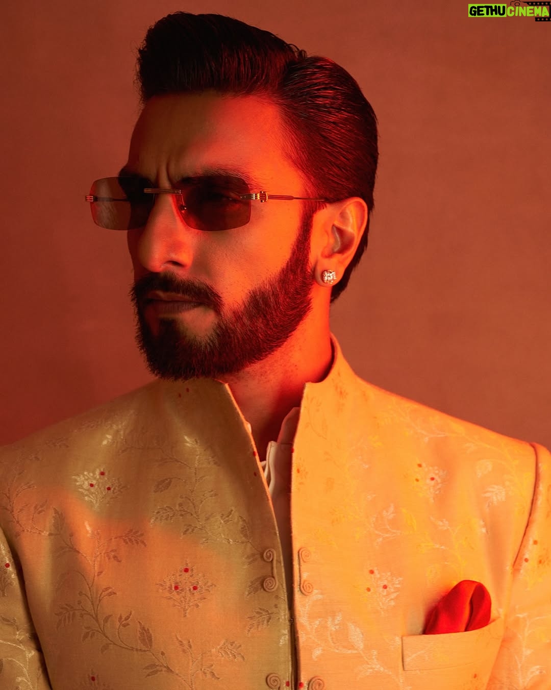 Eka Lakhani - 27.7K Likes - Ranveer Singh 🤌🏻♥️

An ode to timeless Banarasi craftsmanship, Ranveer’s classic Bandhgala by @anamikakhanna.in features intricate corded detailing and refined self-embroidery, honoring the artistry at its core.

@swadesh_online’s exquisite silk-cotton Banarasi jaal is woven with iconic alfi motifs, elevated by delicate touches of red meena that carry the soul of tradition, meticulously crafted by Shamim, a third-generation maestro of Banarasi brocade weaving. 

#StylesByEka @ekalakhani
Style Team @fatimabaluchstyles @styledbyradhikadhanuka @team___e
Dress Team @_sajjad_199 @yasar_ali0007 

Photographed by @thehouseofpixels 
Hair @aalimhakim @mustaqeem_salmani
Makeup @mahadevnaik08
Managed by @rjanahavi @aarti1980
Team RS @cp_vinayak @kaushalkumar3399