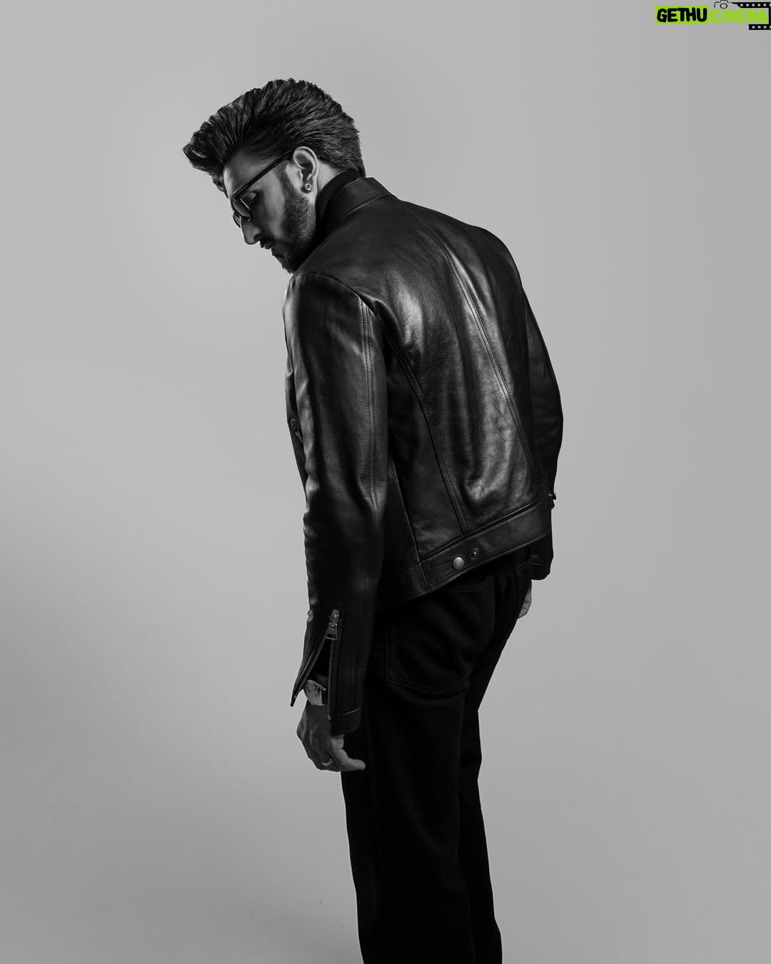 Eka Lakhani - 7.2K Likes - Man of the hour. Deal with it. He is Dhurandhar!
Ranveer Singh ⚔️⚔️⚔️

Wearing @tomford @h.a @dlfemporio
Sunglasses @tomford @rkumaropticians

Styled by @ekalakhani
Style Team @fatimabaluchstyles @styledbyradhikadhanuka @team___e
Dress Team @_sajjad_199 @yasar_ali0007 

Photographed by @avani.rai

Hair @aalimhakim @mustaqeem_salmani

Makeup @mahadevnaik08

Managed by @rjanahavi @aarti1980

Team RS @cp_vinayak @kaushalkumar3399