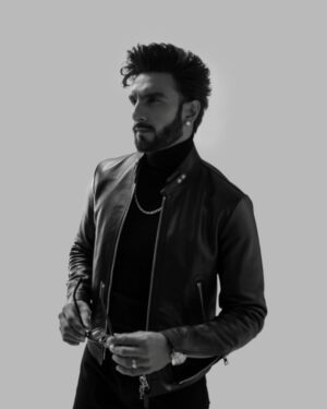 Eka Lakhani Instagram - Man of the hour. Deal with it. He is Dhurandhar!
Ranveer Singh ⚔️⚔️⚔️

Wearing @tomford @h.a @dlfemporio
Sunglasses @tomford @rkumaropticians

Styled by @ekalakhani
Style Team @fatimabaluchstyles @styledbyradhikadhanuka @team___e
Dress Team @_sajjad_199 @yasar_ali0007 

Photographed by @avani.rai

Hair @aalimhakim @mustaqeem_salmani

Makeup @mahadevnaik08

Managed by @rjanahavi @aarti1980

Team RS @cp_vinayak @kaushalkumar3399