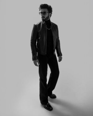 Eka Lakhani Instagram - Man of the hour. Deal with it. He is Dhurandhar!
Ranveer Singh ⚔️⚔️⚔️

Wearing @tomford @h.a @dlfemporio
Sunglasses @tomford @rkumaropticians

Styled by @ekalakhani
Style Team @fatimabaluchstyles @styledbyradhikadhanuka @team___e
Dress Team @_sajjad_199 @yasar_ali0007 

Photographed by @avani.rai

Hair @aalimhakim @mustaqeem_salmani

Makeup @mahadevnaik08

Managed by @rjanahavi @aarti1980

Team RS @cp_vinayak @kaushalkumar3399