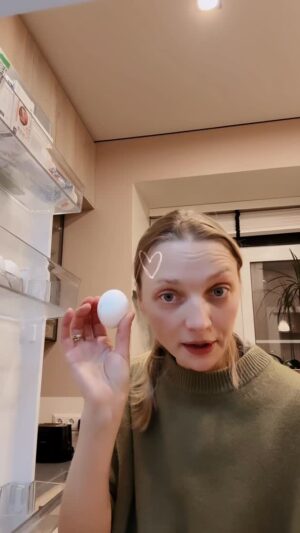 Ekaterina Vilkova Instagram - Мамочка приехала в голодную Москву - гостинцев привезла 🤣🤣
Она у меня, канеш, космическая супер женщина ♥️😍♥️ поддержите её за труды😉🤣🤣 #тыможешьхлебнеестьнояйца обязательно 🤣🤣🤣