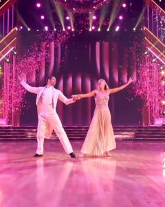 Elaine Hendrix Instagram - Elaine Hendrix and pro Alan Bersten perform the Quickstep to “You Can’t Hurry Love” by The Supremes for the Instant Dance Challenge. #DWTSFinale #DWTS