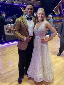 Elaine Hendrix Instagram - November, you were filled with so much love. I can’t even begin to represent it all. Just know - I see it. I feel it. And I’m beyond grateful for it. #dwts 💃🏼⭐️🫶🏼
