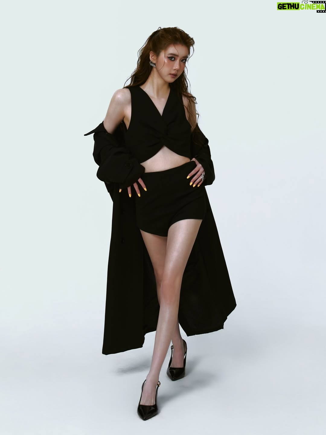 Eleanor Lee - 1.4K Likes - I’m a big ball of sunshine with a dark side. 🖤✨