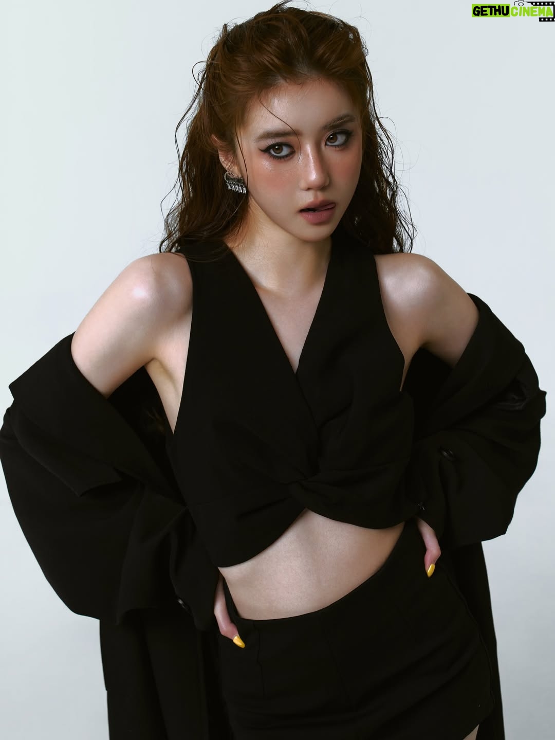 Eleanor Lee - 1.4K Likes - I’m a big ball of sunshine with a dark side. 🖤✨