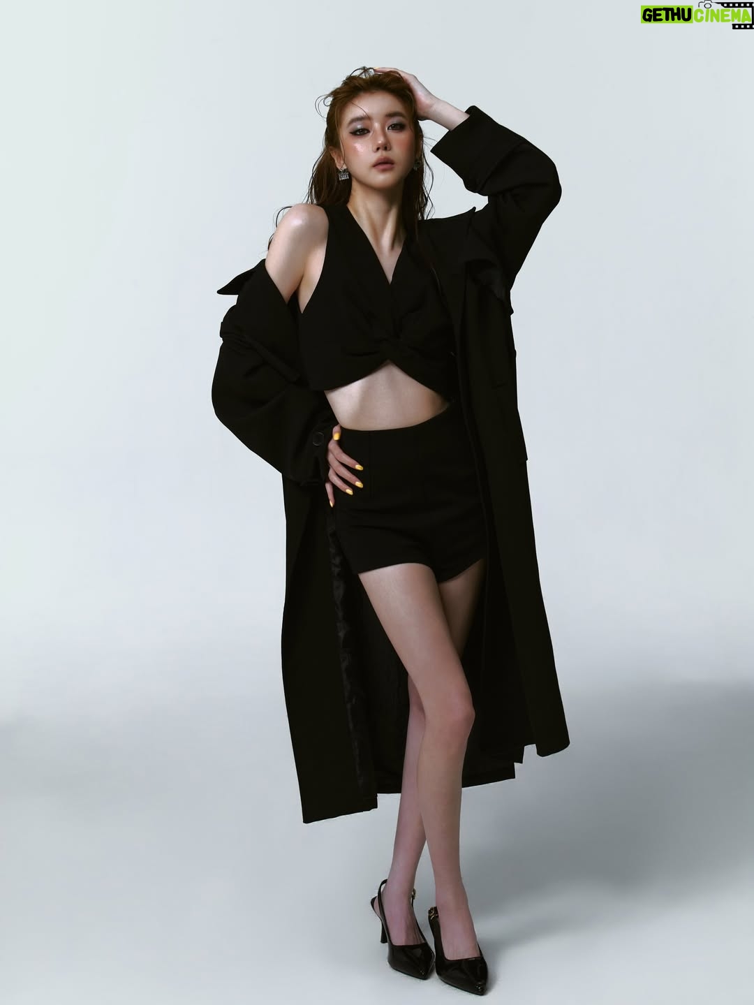 Eleanor Lee - 1.4K Likes - I’m a big ball of sunshine with a dark side. 🖤✨