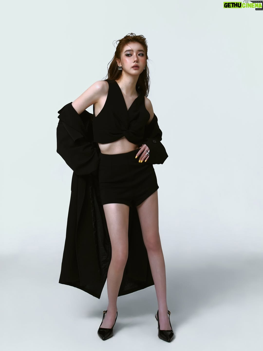 Eleanor Lee - 1.4K Likes - I’m a big ball of sunshine with a dark side. 🖤✨