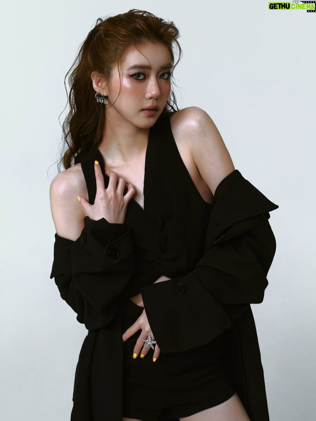 Eleanor Lee - 1.4K Likes - I’m a big ball of sunshine with a dark side. 🖤✨