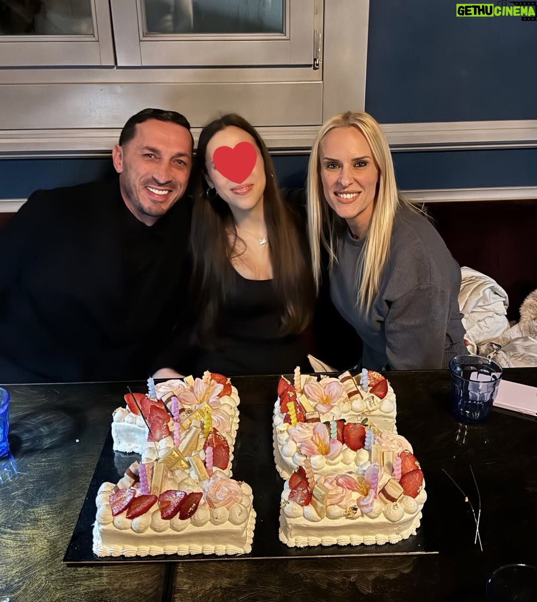 Elena Asimakopoulou - 9.9K Likes - Χρόνια πολλά, ζωή μου! Είσαι το πιο όμορφο δώρο που μου χάρισε η ζωή! Να μην πάψεις ποτέ να ονειρεύεσαι και να χαμογελάς! Είσαι και θα είσαι για πάντα ο λόγος που χαμογελάω κι εγώ!Ό,τι κι αν φέρει ο δρόμος σου, να ξέρεις πως έχεις πάντα μια αγκαλιά να σε περιμένει! Να σε χαιρόμαστε αγάπη μου και να σε καμαρώνουμε! ❤️❤️❤️ 

#happybirthday #ourdaughter #mylove