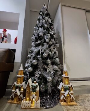 Elena Asimakopoulou Instagram - Γιατί το χριστουγεννιάτικο δέντρο δεν είναι μόνο φώτα και χρώματα είναι οι άνθρωποι που στέκονται γύρω του! Είναι η συντροφιά, η αγάπη και η χαρά του να μοιράζεσαι! Και τότε, καταλαβαίνεις πως η ομορφιά των Χριστουγέννων κρύβεται ακριβώς εκεί,στις μικρές, πολύτιμες στιγμές με τους φίλους σου! @periklis_oikonomou 🎄✨ 

#christmastree #happytogether #family #friendsforlife #mydaughter #mylife