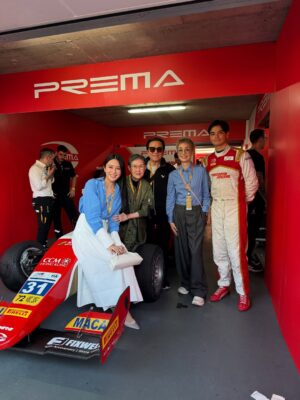 Elena Kong Mei-Yee Instagram - 值得記錄的一天，第一次喺澳門睇賽車🏎️，第一次同落場車手影相呀！

#江美儀 #江美人 #澳門賽車 #lifeiswonderful