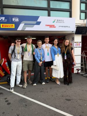 Elena Kong Mei-Yee Instagram - 值得記錄的一天，第一次喺澳門睇賽車🏎️，第一次同落場車手影相呀！

#江美儀 #江美人 #澳門賽車 #lifeiswonderful