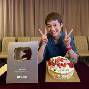 Elena Kong Mei-Yee Instagram - 被愛嘅感覺太正啦！

多謝《娛樂好好玩》所有兄弟姊妹嘅祝福；

恭喜有十萬訂閱，我點都要叨下光㗎啦；

多謝村長請客，佢每年都同我過生日；

多謝大家一路對《娛樂好好玩》嘅支持！

多謝！多謝！

#江美儀 
#江美人 
#梁思浩 
#吳家樂 
#鄧兆尊 
#向海嵐 
#娛樂好好玩