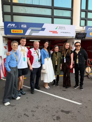 Elena Kong Mei-Yee Instagram - 值得記錄的一天，第一次喺澳門睇賽車🏎️，第一次同落場車手影相呀！

#江美儀 #江美人 #澳門賽車 #lifeiswonderful