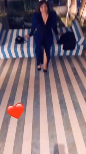Elham Shahein Instagram - جميل أن نعود أحيانا بذاكرتنا  لأوقات حلوة عشناها  و نحاول إسترجاعها ولو لحظات .. شقاوة صديقات فى وقت الهزار و الضحك .. ربنا يسعد الجميع .