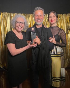 Eliana Guttman Instagram - Recebemos hoje o Premio Miguel Arcanjo de Melhor Espetaculo concorrendo com outros espetáculos igualmente fantasticos.
Obrigada @miguel.arcanjo por sua iniciativa e acima de tudo obrigada @munir_kanaan por me proporcionar esse momento glorioso .
VIVA DOIS PAPAS!
@doispapasteatro  @carolgodoyatriz @celsofrateschi  e @zecarlosmachadooficial  e à toda nossa equipe nosso dream team.