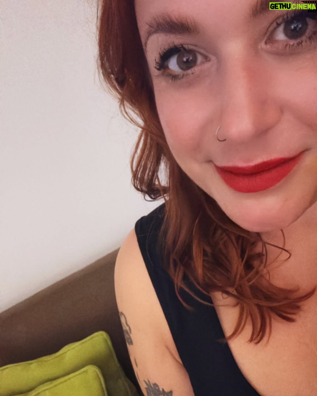 Elísabet Benavent - 24.5K Likes - Empieza la época. 
Empieza la época de las terrazas llenas, de planear el viaje a la playa, de sacar las sandalias, de los mosquitos, el tinto de verano, el “hace tanto calor que parece que Dios se ha dejado el horno abierto”, las vacaciones… la ropa de verano.
Empieza la época de odiar mi cuerpo todo el día, todos los días. De pensar que “no puedo” ponerme ropa de tirantes o sin mangas porque no tengo los brazos delgados. De maldecir lo mucho que se aman mis muslos entre sí, rozándose todo el día los muy guarros. De pensar que todas van mejor vestidas que yo, que no puedo ser elegante con este cuerpo, que tengo prendas prohibidas, que todo esto de no quererme es culpa mía. 
Por una cuestión de salud, he perdido unos diez kilos respecto al año pasado, pero en mi cabeza, todo es culpa mía e insuficiente. Para la voz de mala Disney que vive dentro de mí, es culpa mía. Para la sociedad, los gymbros, las personas que sin conocerme me comentan que “estaba más mona con unos kilos menos”. 
La culpa viene conmigo en la maleta, se cuela en mi bolsa de playa, me acompaña al supermercado y a tomar un vino frío frente a una puesta de sol. Porque da igual todas las cosas que sí soy, en esta época del año, lo único que parece importarme es lo que no soy: una mujer delgada. 
Estamos trabajando en ello, por supuesto, y hay avances. Ya compro de vez en cuanto alguna prenda de tirantes, ya me digo con cariño a mí misma que debería hablarme con el amor con el que lo hago a mis amigas, ya agradezco a mi cuerpo que me acompañe en todas las aventuras que le propongo, pero estamos trabajando en ello. 
Si esto te sirve para sentirte acompañada en tu culpa fantasma, para animarte a comprar ese vestido de tirantes o para que entendamos que no se habla de cuerpos ajenos, habrá valido la pena sentirme vulnerable. 
POR FAVOR, no comentes este post diciendo cosas buenas sobre mi aspecto. No es lo que quiero ni lo que busco. Este texto carecería de sentido si yo buscase la reafirmación. POR FAVOR, no lo hagas.