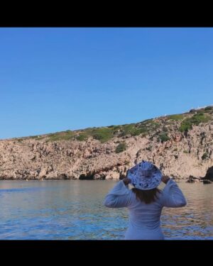 Elísabet Benavent Instagram - Empieza la época. 
Empieza la época de las terrazas llenas, de planear el viaje a la playa, de sacar las sandalias, de los mosquitos, el tinto de verano, el “hace tanto calor que parece que Dios se ha dejado el horno abierto”, las vacaciones… la ropa de verano.
Empieza la época de odiar mi cuerpo todo el día, todos los días. De pensar que “no puedo” ponerme ropa de tirantes o sin mangas porque no tengo los brazos delgados. De maldecir lo mucho que se aman mis muslos entre sí, rozándose todo el día los muy guarros. De pensar que todas van mejor vestidas que yo, que no puedo ser elegante con este cuerpo, que tengo prendas prohibidas, que todo esto de no quererme es culpa mía. 
Por una cuestión de salud, he perdido unos diez kilos respecto al año pasado, pero en mi cabeza, todo es culpa mía e insuficiente. Para la voz de mala Disney que vive dentro de mí, es culpa mía. Para la sociedad, los gymbros, las personas que sin conocerme me comentan que “estaba más mona con unos kilos menos”. 
La culpa viene conmigo en la maleta, se cuela en mi bolsa de playa, me acompaña al supermercado y a tomar un vino frío frente a una puesta de sol. Porque da igual todas las cosas que sí soy, en esta época del año, lo único que parece importarme es lo que no soy: una mujer delgada. 
Estamos trabajando en ello, por supuesto, y hay avances. Ya compro de vez en cuanto alguna prenda de tirantes, ya me digo con cariño a mí misma que debería hablarme con el amor con el que lo hago a mis amigas, ya agradezco a mi cuerpo que me acompañe en todas las aventuras que le propongo, pero estamos trabajando en ello. 
Si esto te sirve para sentirte acompañada en tu culpa fantasma, para animarte a comprar ese vestido de tirantes o para que entendamos que no se habla de cuerpos ajenos, habrá valido la pena sentirme vulnerable. 
POR FAVOR, no comentes este post diciendo cosas buenas sobre mi aspecto. No es lo que quiero ni lo que busco. Este texto carecería de sentido si yo buscase la reafirmación. POR FAVOR, no lo hagas.