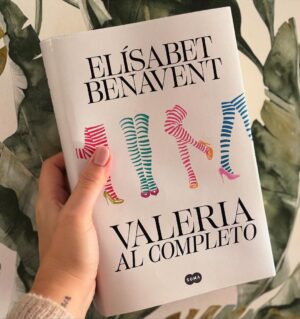 Elísabet Benavent Instagram - ¡¡Sorpresa!! Por primera vez desde su publicación en 2013, todas “las Valerias” se unen en un único volumen, precioso y majestuosos (si me permitís el adjetivo, pero… es que pedazo de volumen) para todas aquellas que vivisteis esta saga con intensidad. Un libro regalo, de coleccionista, para guardar en la estantería los cuatro libros, el final alternativo y los capítulos extra, todo recogido bajo la misma encuadernación y editado con cariño por mí (y un maravilloso equipo de edición, Ana y Silvia) para conseguir aunar tantas emociones en sus más de 1.000 páginas e intentar hacerla algo más atemporal. 
Porque si Valeria fuimos todas, ahora estamos al completo.
El 20/11 a la venta. ❤️