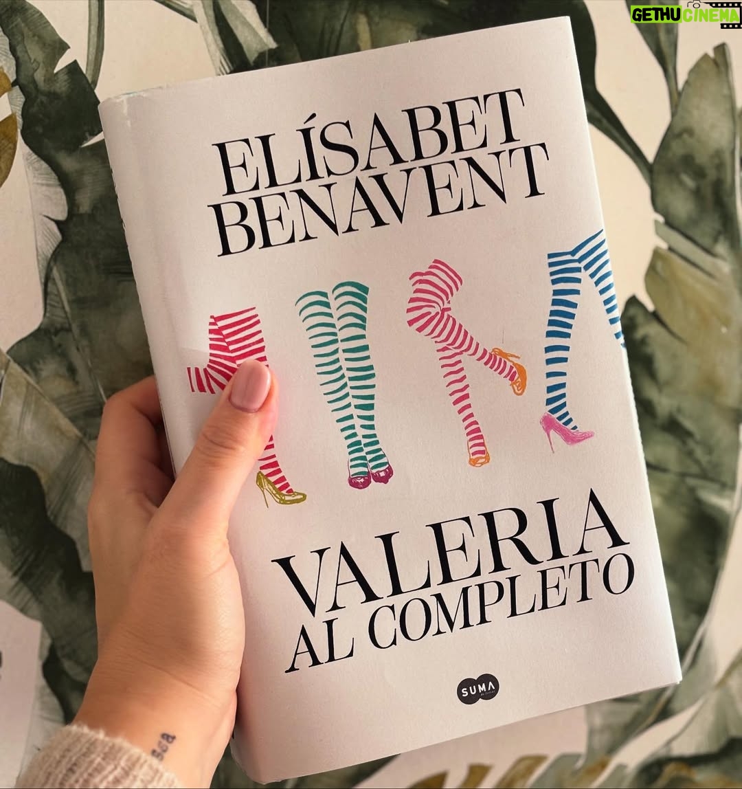 Elísabet Benavent - 41K Likes - ¡¡Sorpresa!! Por primera vez desde su publicación en 2013, todas “las Valerias” se unen en un único volumen, precioso y majestuosos (si me permitís el adjetivo, pero… es que pedazo de volumen) para todas aquellas que vivisteis esta saga con intensidad. Un libro regalo, de coleccionista, para guardar en la estantería los cuatro libros, el final alternativo y los capítulos extra, todo recogido bajo la misma encuadernación y editado con cariño por mí (y un maravilloso equipo de edición, Ana y Silvia) para conseguir aunar tantas emociones en sus más de 1.000 páginas e intentar hacerla algo más atemporal. 
Porque si Valeria fuimos todas, ahora estamos al completo.
El 20/11 a la venta. ❤️