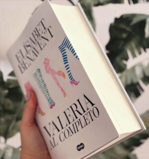 Elísabet Benavent Instagram - ¡¡Sorpresa!! Por primera vez desde su publicación en 2013, todas “las Valerias” se unen en un único volumen, precioso y majestuosos (si me permitís el adjetivo, pero… es que pedazo de volumen) para todas aquellas que vivisteis esta saga con intensidad. Un libro regalo, de coleccionista, para guardar en la estantería los cuatro libros, el final alternativo y los capítulos extra, todo recogido bajo la misma encuadernación y editado con cariño por mí (y un maravilloso equipo de edición, Ana y Silvia) para conseguir aunar tantas emociones en sus más de 1.000 páginas e intentar hacerla algo más atemporal. 
Porque si Valeria fuimos todas, ahora estamos al completo.
El 20/11 a la venta. ❤️