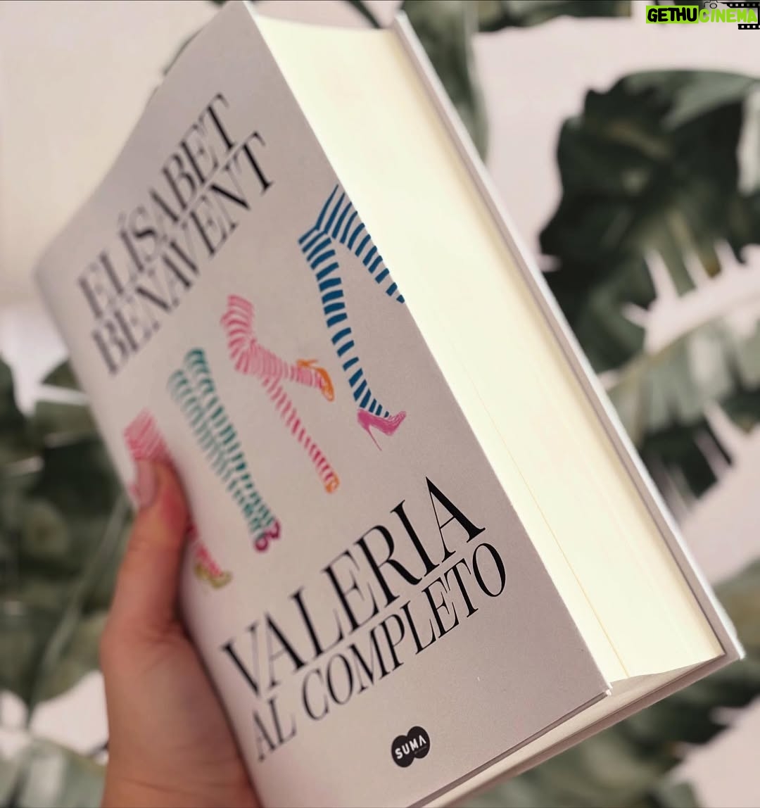 Elísabet Benavent - 41K Likes - ¡¡Sorpresa!! Por primera vez desde su publicación en 2013, todas “las Valerias” se unen en un único volumen, precioso y majestuosos (si me permitís el adjetivo, pero… es que pedazo de volumen) para todas aquellas que vivisteis esta saga con intensidad. Un libro regalo, de coleccionista, para guardar en la estantería los cuatro libros, el final alternativo y los capítulos extra, todo recogido bajo la misma encuadernación y editado con cariño por mí (y un maravilloso equipo de edición, Ana y Silvia) para conseguir aunar tantas emociones en sus más de 1.000 páginas e intentar hacerla algo más atemporal. 
Porque si Valeria fuimos todas, ahora estamos al completo.
El 20/11 a la venta. ❤️
