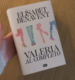 Elísabet Benavent Instagram - ¡¡Sorpresa!! Por primera vez desde su publicación en 2013, todas “las Valerias” se unen en un único volumen, precioso y majestuosos (si me permitís el adjetivo, pero… es que pedazo de volumen) para todas aquellas que vivisteis esta saga con intensidad. Un libro regalo, de coleccionista, para guardar en la estantería los cuatro libros, el final alternativo y los capítulos extra, todo recogido bajo la misma encuadernación y editado con cariño por mí (y un maravilloso equipo de edición, Ana y Silvia) para conseguir aunar tantas emociones en sus más de 1.000 páginas e intentar hacerla algo más atemporal. 
Porque si Valeria fuimos todas, ahora estamos al completo.
El 20/11 a la venta. ❤️