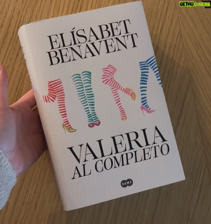 Elísabet Benavent - 41K Likes - ¡¡Sorpresa!! Por primera vez desde su publicación en 2013, todas “las Valerias” se unen en un único volumen, precioso y majestuosos (si me permitís el adjetivo, pero… es que pedazo de volumen) para todas aquellas que vivisteis esta saga con intensidad. Un libro regalo, de coleccionista, para guardar en la estantería los cuatro libros, el final alternativo y los capítulos extra, todo recogido bajo la misma encuadernación y editado con cariño por mí (y un maravilloso equipo de edición, Ana y Silvia) para conseguir aunar tantas emociones en sus más de 1.000 páginas e intentar hacerla algo más atemporal. 
Porque si Valeria fuimos todas, ahora estamos al completo.
El 20/11 a la venta. ❤️