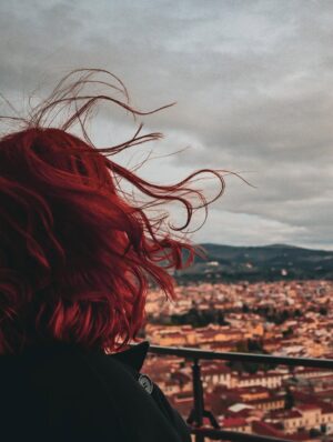 Elísabet Benavent Instagram - Hoy la angustia por el mundo me atenaza el pecho. El único sitio en el que encuentro refugio es en las fotos que me haces. Al verlas, no me veo a mí, sino cómo me miras. 
Nunca, nadie, jamás, antes de ti, me miró así de bonito. 
Yo sé que existo, que soy, que respiro, que hago, que hablo, que sueño, que sufro, que rio… pero en tus ojos todo esto consigue cobrar otro sentido. Y es un poco más fácil volver a creer que todo saldrá bien.