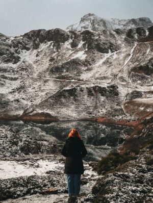 Elísabet Benavent Instagram - Hoy la angustia por el mundo me atenaza el pecho. El único sitio en el que encuentro refugio es en las fotos que me haces. Al verlas, no me veo a mí, sino cómo me miras. 
Nunca, nadie, jamás, antes de ti, me miró así de bonito. 
Yo sé que existo, que soy, que respiro, que hago, que hablo, que sueño, que sufro, que rio… pero en tus ojos todo esto consigue cobrar otro sentido. Y es un poco más fácil volver a creer que todo saldrá bien.