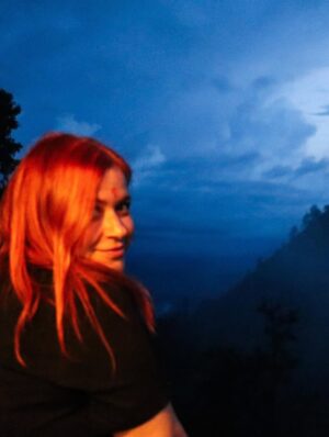 Elísabet Benavent Instagram - Hoy la angustia por el mundo me atenaza el pecho. El único sitio en el que encuentro refugio es en las fotos que me haces. Al verlas, no me veo a mí, sino cómo me miras. 
Nunca, nadie, jamás, antes de ti, me miró así de bonito. 
Yo sé que existo, que soy, que respiro, que hago, que hablo, que sueño, que sufro, que rio… pero en tus ojos todo esto consigue cobrar otro sentido. Y es un poco más fácil volver a creer que todo saldrá bien.