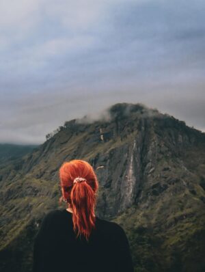 Elísabet Benavent Instagram - Hoy la angustia por el mundo me atenaza el pecho. El único sitio en el que encuentro refugio es en las fotos que me haces. Al verlas, no me veo a mí, sino cómo me miras. 
Nunca, nadie, jamás, antes de ti, me miró así de bonito. 
Yo sé que existo, que soy, que respiro, que hago, que hablo, que sueño, que sufro, que rio… pero en tus ojos todo esto consigue cobrar otro sentido. Y es un poco más fácil volver a creer que todo saldrá bien.