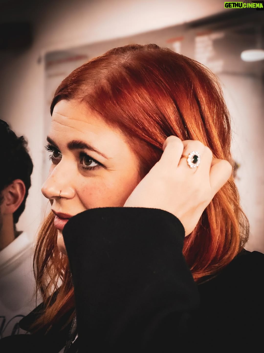 Elísabet Benavent - 19.1K Likes - Hoy la angustia por el mundo me atenaza el pecho. El único sitio en el que encuentro refugio es en las fotos que me haces. Al verlas, no me veo a mí, sino cómo me miras. 
Nunca, nadie, jamás, antes de ti, me miró así de bonito. 
Yo sé que existo, que soy, que respiro, que hago, que hablo, que sueño, que sufro, que rio… pero en tus ojos todo esto consigue cobrar otro sentido. Y es un poco más fácil volver a creer que todo saldrá bien.