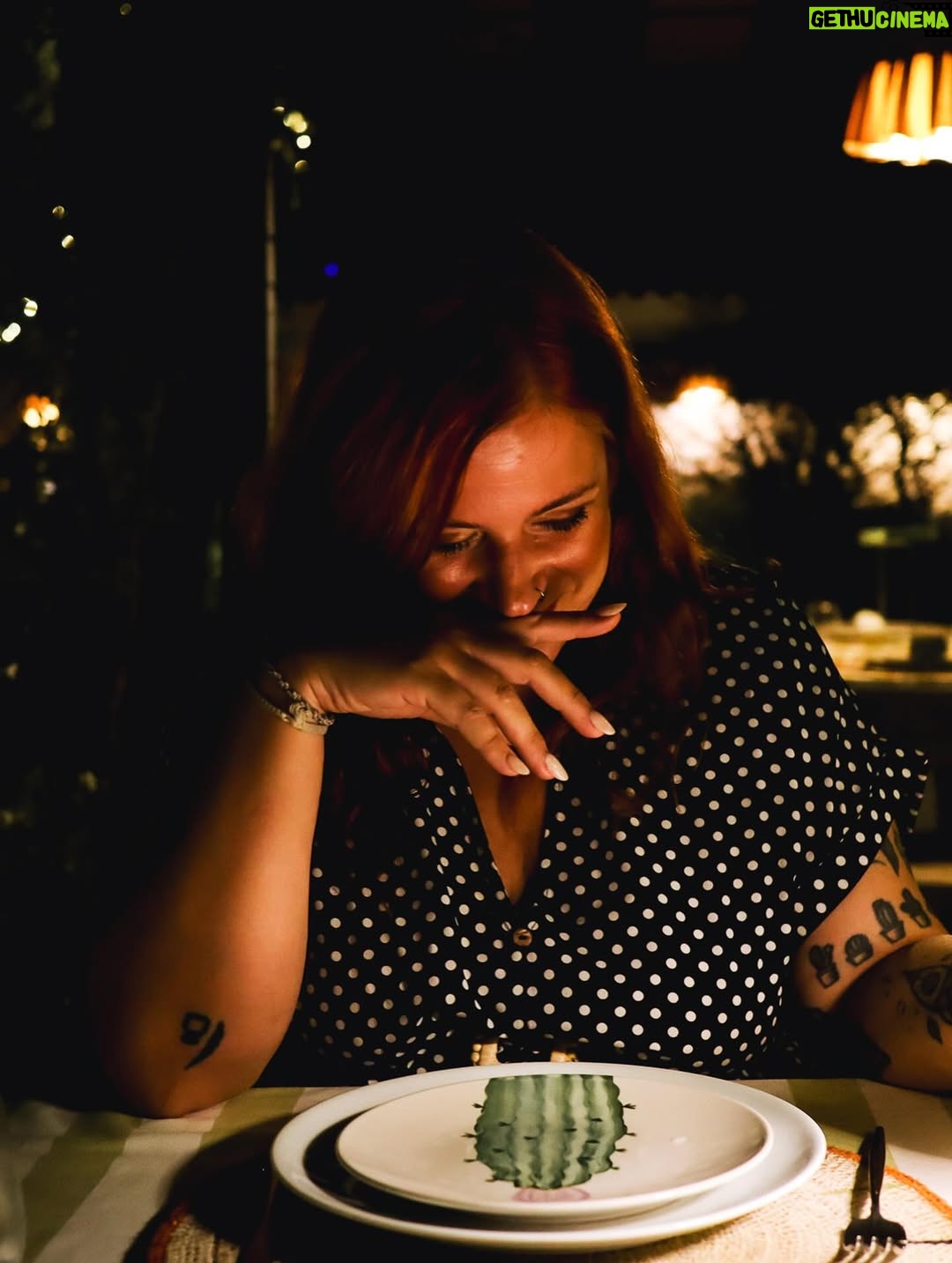 Elísabet Benavent - 19.1K Likes - Hoy la angustia por el mundo me atenaza el pecho. El único sitio en el que encuentro refugio es en las fotos que me haces. Al verlas, no me veo a mí, sino cómo me miras. 
Nunca, nadie, jamás, antes de ti, me miró así de bonito. 
Yo sé que existo, que soy, que respiro, que hago, que hablo, que sueño, que sufro, que rio… pero en tus ojos todo esto consigue cobrar otro sentido. Y es un poco más fácil volver a creer que todo saldrá bien.