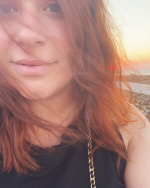Elísabet Benavent Instagram - Empieza la época. 
Empieza la época de las terrazas llenas, de planear el viaje a la playa, de sacar las sandalias, de los mosquitos, el tinto de verano, el “hace tanto calor que parece que Dios se ha dejado el horno abierto”, las vacaciones… la ropa de verano.
Empieza la época de odiar mi cuerpo todo el día, todos los días. De pensar que “no puedo” ponerme ropa de tirantes o sin mangas porque no tengo los brazos delgados. De maldecir lo mucho que se aman mis muslos entre sí, rozándose todo el día los muy guarros. De pensar que todas van mejor vestidas que yo, que no puedo ser elegante con este cuerpo, que tengo prendas prohibidas, que todo esto de no quererme es culpa mía. 
Por una cuestión de salud, he perdido unos diez kilos respecto al año pasado, pero en mi cabeza, todo es culpa mía e insuficiente. Para la voz de mala Disney que vive dentro de mí, es culpa mía. Para la sociedad, los gymbros, las personas que sin conocerme me comentan que “estaba más mona con unos kilos menos”. 
La culpa viene conmigo en la maleta, se cuela en mi bolsa de playa, me acompaña al supermercado y a tomar un vino frío frente a una puesta de sol. Porque da igual todas las cosas que sí soy, en esta época del año, lo único que parece importarme es lo que no soy: una mujer delgada. 
Estamos trabajando en ello, por supuesto, y hay avances. Ya compro de vez en cuanto alguna prenda de tirantes, ya me digo con cariño a mí misma que debería hablarme con el amor con el que lo hago a mis amigas, ya agradezco a mi cuerpo que me acompañe en todas las aventuras que le propongo, pero estamos trabajando en ello. 
Si esto te sirve para sentirte acompañada en tu culpa fantasma, para animarte a comprar ese vestido de tirantes o para que entendamos que no se habla de cuerpos ajenos, habrá valido la pena sentirme vulnerable. 
POR FAVOR, no comentes este post diciendo cosas buenas sobre mi aspecto. No es lo que quiero ni lo que busco. Este texto carecería de sentido si yo buscase la reafirmación. POR FAVOR, no lo hagas.