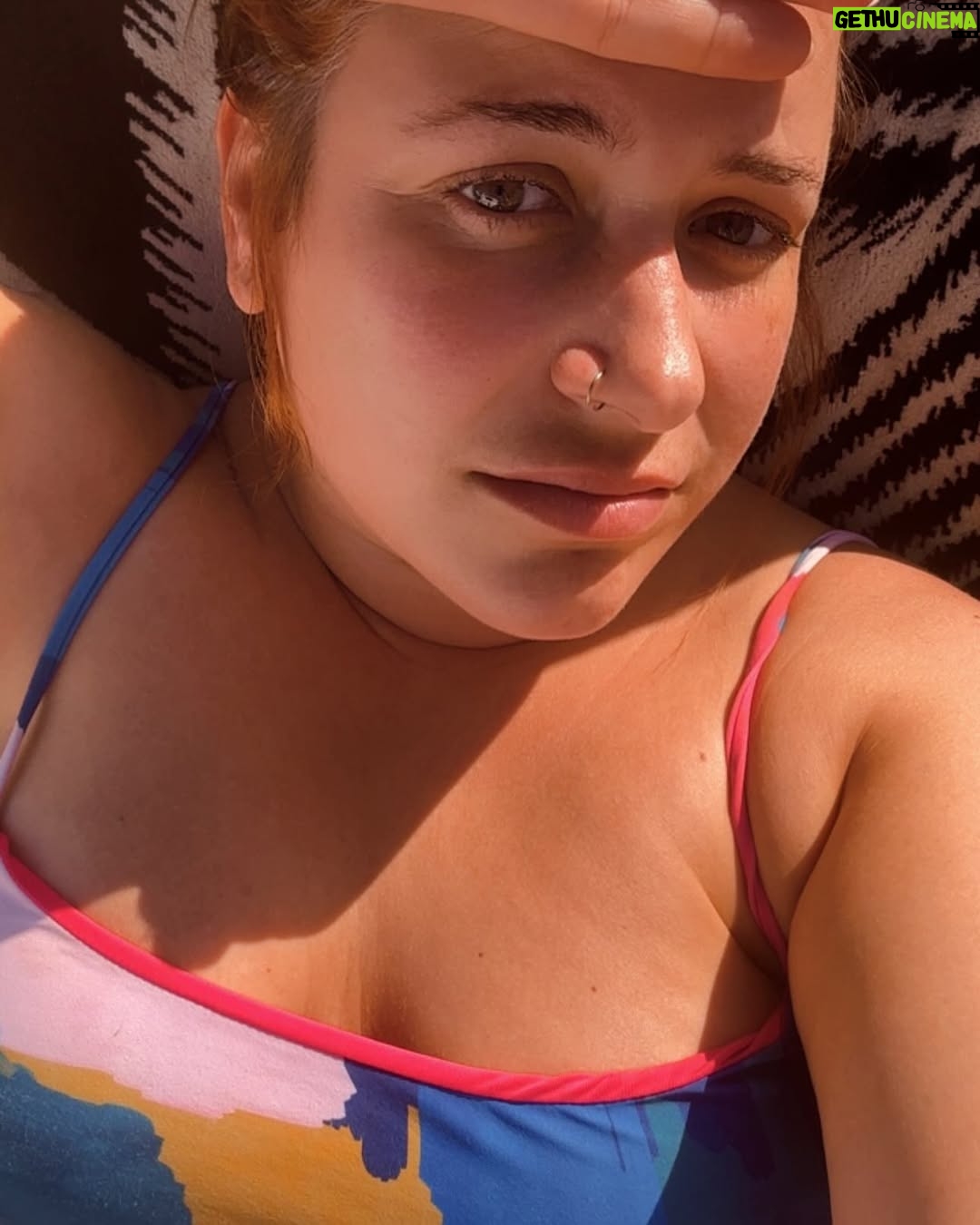 Elísabet Benavent - 24.5K Likes - Empieza la época. 
Empieza la época de las terrazas llenas, de planear el viaje a la playa, de sacar las sandalias, de los mosquitos, el tinto de verano, el “hace tanto calor que parece que Dios se ha dejado el horno abierto”, las vacaciones… la ropa de verano.
Empieza la época de odiar mi cuerpo todo el día, todos los días. De pensar que “no puedo” ponerme ropa de tirantes o sin mangas porque no tengo los brazos delgados. De maldecir lo mucho que se aman mis muslos entre sí, rozándose todo el día los muy guarros. De pensar que todas van mejor vestidas que yo, que no puedo ser elegante con este cuerpo, que tengo prendas prohibidas, que todo esto de no quererme es culpa mía. 
Por una cuestión de salud, he perdido unos diez kilos respecto al año pasado, pero en mi cabeza, todo es culpa mía e insuficiente. Para la voz de mala Disney que vive dentro de mí, es culpa mía. Para la sociedad, los gymbros, las personas que sin conocerme me comentan que “estaba más mona con unos kilos menos”. 
La culpa viene conmigo en la maleta, se cuela en mi bolsa de playa, me acompaña al supermercado y a tomar un vino frío frente a una puesta de sol. Porque da igual todas las cosas que sí soy, en esta época del año, lo único que parece importarme es lo que no soy: una mujer delgada. 
Estamos trabajando en ello, por supuesto, y hay avances. Ya compro de vez en cuanto alguna prenda de tirantes, ya me digo con cariño a mí misma que debería hablarme con el amor con el que lo hago a mis amigas, ya agradezco a mi cuerpo que me acompañe en todas las aventuras que le propongo, pero estamos trabajando en ello. 
Si esto te sirve para sentirte acompañada en tu culpa fantasma, para animarte a comprar ese vestido de tirantes o para que entendamos que no se habla de cuerpos ajenos, habrá valido la pena sentirme vulnerable. 
POR FAVOR, no comentes este post diciendo cosas buenas sobre mi aspecto. No es lo que quiero ni lo que busco. Este texto carecería de sentido si yo buscase la reafirmación. POR FAVOR, no lo hagas.