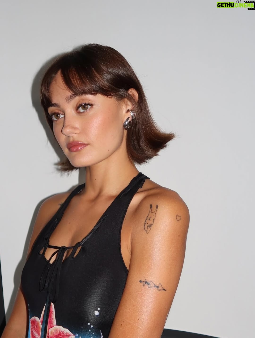 Ella Purnell - 394.3K Likes - cologne for the day with total babes @zoetaylormakeup & @leighkeateshair (ultimate babe @hollyevawhite was there in spirit!!!) 🌞🌞🌞