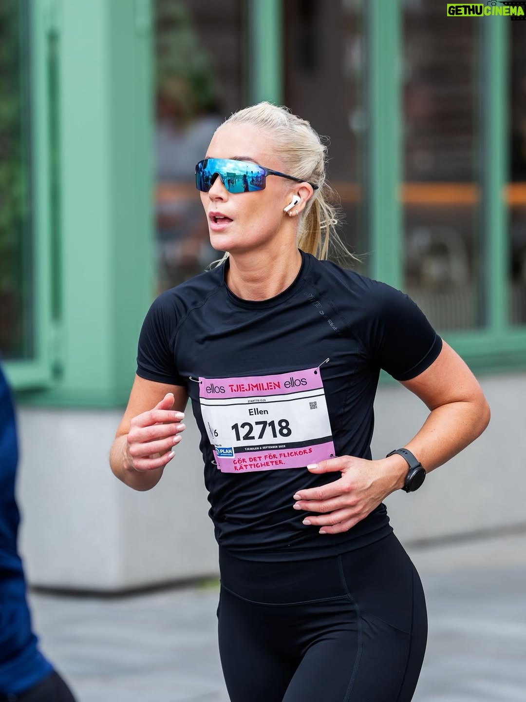 Ellen Bergström - 15K Likes - Nej men alltså jag är så galet stolt över mig själv 🫶 Jag hade _aldrig_ trott att jag skulle orka springa 1 mil, någonsin i mitt liv. Men tack vare @pickelner ’s ”klart du klarar det?”-mindset och mitt spontana ja-sägande stod jag plötsligt i lördags på Djurgården kittad och redo med snabba brillor. OCH JAG KLARADE DET! 😭 på 1 timme och 11 minuter. Så otroligt stolt över mig själv ❤️❤️ och stolt över alla oss som gjorde det. Wow vilken grej 🫶 foto: @annicaapricity