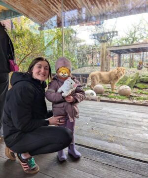 Ellen White Instagram - What a moment @zsllondonzoo two Lionesses introducing their babies to each other 🥰 Daddy Lion was up for the photos 😂 Huge thank you to their zookeeper who helped us learn all about the lions and the wonderful work they do to look after these beautiful animals! 

Feeding the Giraffes was such a special moment to share as a family. To see these stunning animals up close and personal was such a wonderful experience. They were so gentle and we learnt so much about them from their amazing zookeepers. 

Huge thank you to @zsllondonzoo for making this possible and for a wonderful fun filled day ☺️ It really made our festive weekend in London even more memorable!
