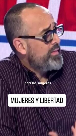 Elsa Punset Instagram - Estos días se habla mucho de por qué siguen apareciendo actitudes, comentarios o miradas que resultan claramente despectivas o discriminatorias hacia las mujeres. Nos parece difícil comprender por qué cuesta tanto avanzar más deprisa.
En una intervención reciente en @todoesmentira_tv , quise recordar algo que a menudo olvidamos: la libertad de las mujeres es muy reciente. Hasta bien entrados los años 70, el Código Civil y la doctrina jurídica que lo acompañaba no consideraban a las mujeres plenamente capaces para decidir por sí mismas. El Código Civil legislaba para asegurar nuestra sumisión legal. El artículo 57 decía, literalmente: “El marido debe proteger a la mujer, y ésta obedecer al marido.” Como recordaba @ristomejide en el programa, hasta hace poco las mujeres necesitaban la autorización del marido para firmar contratos, abrir cuentas bancarias, emanciparse, viajar o disponer de bienes.
Las leyes cambian relativamente rápido. Las inercias culturales no tanto. Borrar ciertas huellas llevará tiempo, conciencia y responsabilidad compartida.
¡Seguimos avanzando!