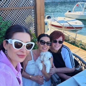 Emel Müftüoğlu Instagram - Geleneksel yazin olmazsa olmazi ...irmagim sevimim jerkese iyi yazlar @irmakkkgunes @sevimatuk