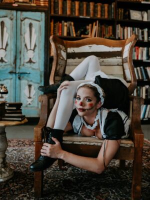 Emerald Gordon Wulf Instagram - I’m an open book
#contortionist #contortion #flexible #flexibility #halloween #costume #creepy #creepycute #circus #circuseverydamnday #cirque 
Do you find this scary?