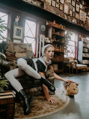 Emerald Gordon Wulf Instagram - I’m an open book
#contortionist #contortion #flexible #flexibility #halloween #costume #creepy #creepycute #circus #circuseverydamnday #cirque 
Do you find this scary?