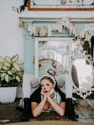 Emerald Gordon Wulf Instagram - I’m an open book
#contortionist #contortion #flexible #flexibility #halloween #costume #creepy #creepycute #circus #circuseverydamnday #cirque 
Do you find this scary?